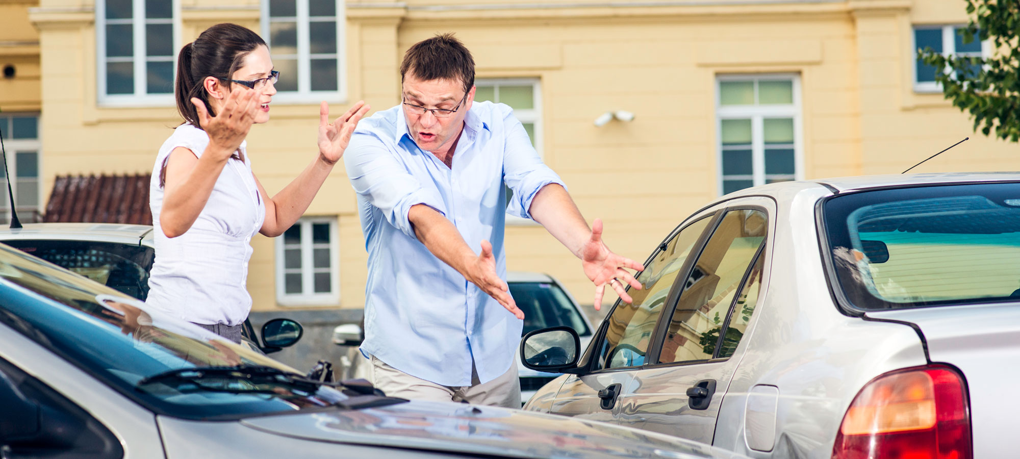 Two drivers debating car collison